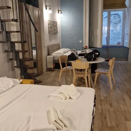 Vico Sedil Capuano 21 * Nápoles